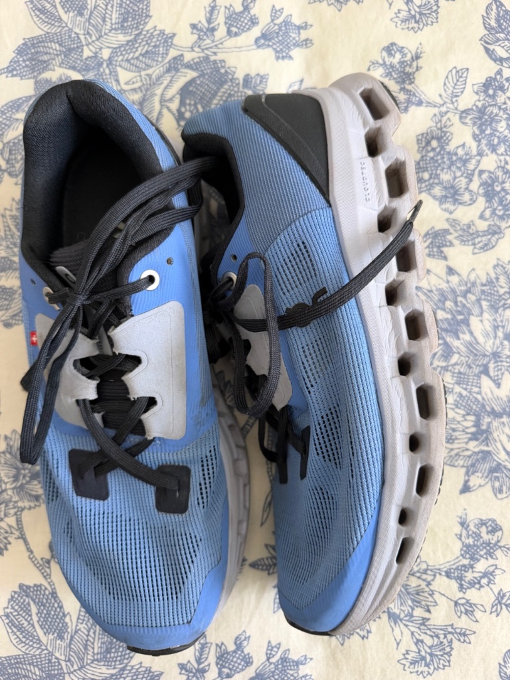 on cloud sneaker - size 9 - Picture 2 of 4